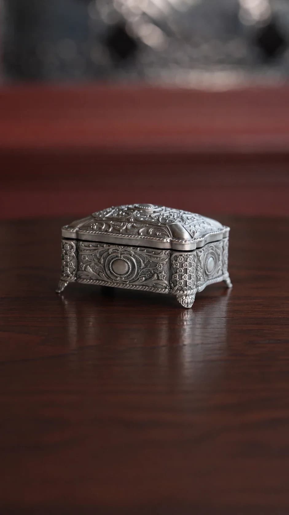 Vintage metalen doosje in oudzilver met bloemmotief