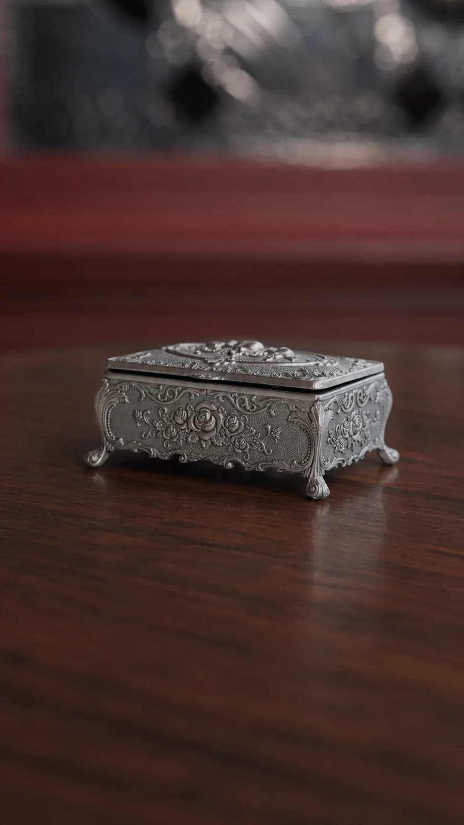 Vintage metalen doosje in oudzilver met rozenmotief
